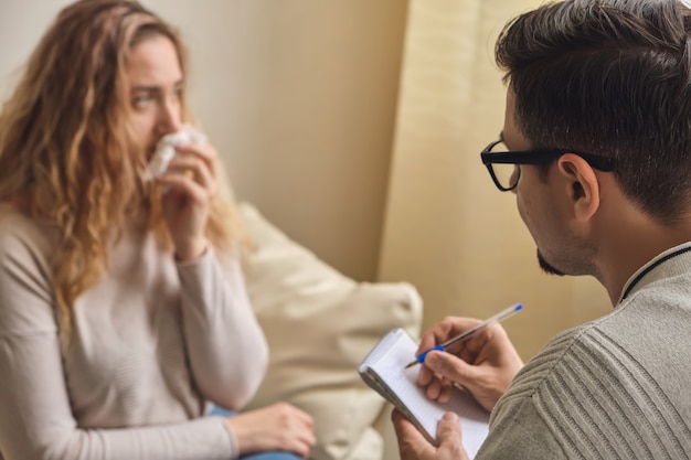 Il medico discute i risultati con il paziente femminile