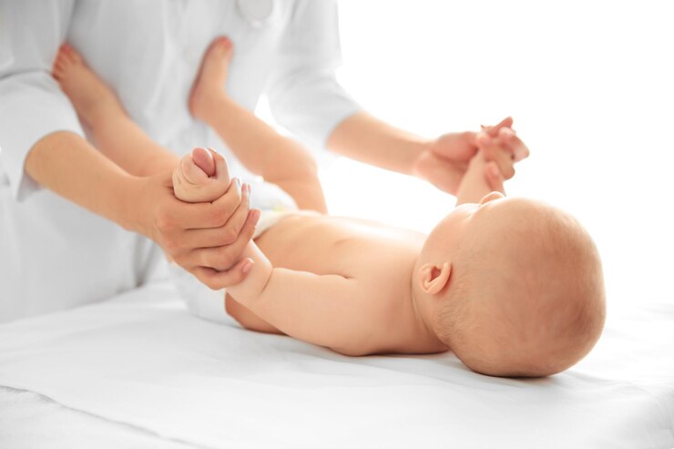 Photo doctor doing exercises with baby