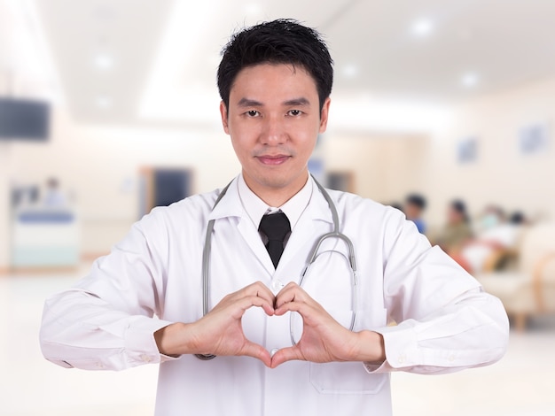 Photo doctor doing a heart with his hands