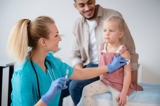 Photo doctor doing their work in pediatrics office