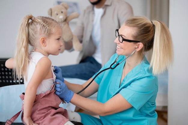 Dottore che fa il suo lavoro nell'ufficio di pediatria