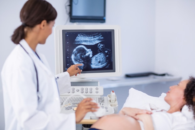 妊娠中の女性のための超音波を行う医師