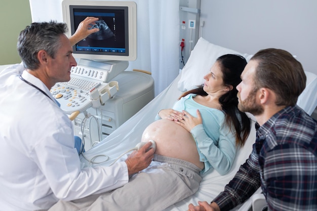 Photo doctor doing ultrasound scan for pregnant woman in hospital