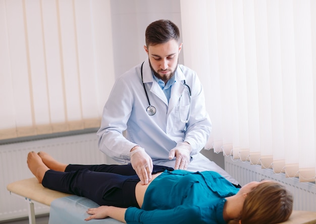 The doctor examines the patient.