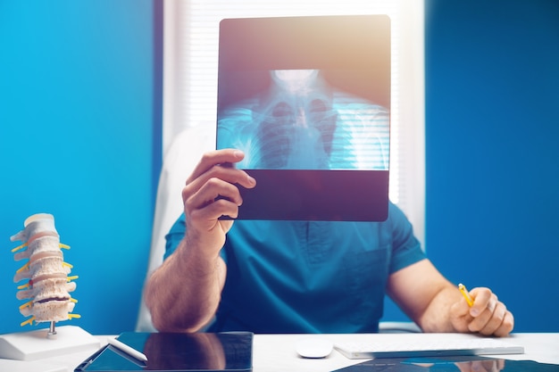 Il medico esamina la radiografia e la risonanza magnetica in ufficio