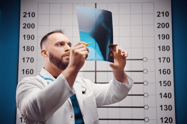 Photo doctor examines the xray and mri in the office