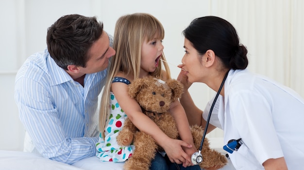 Foto medico che esamina la gola del bambino