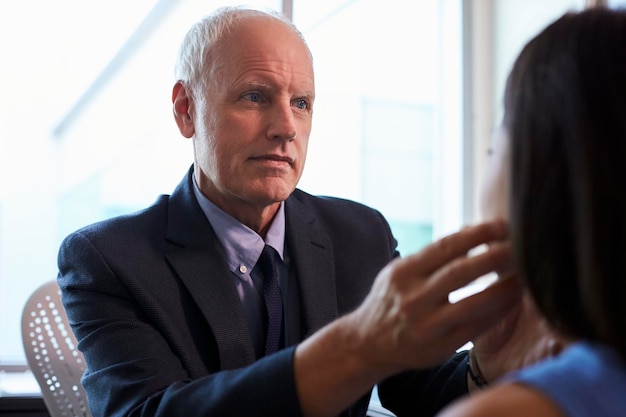 Photo doctor examining female patient in office