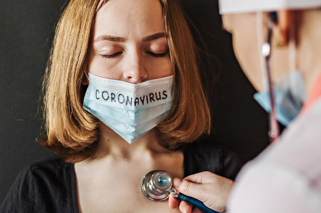 Photo doctor examining female patient