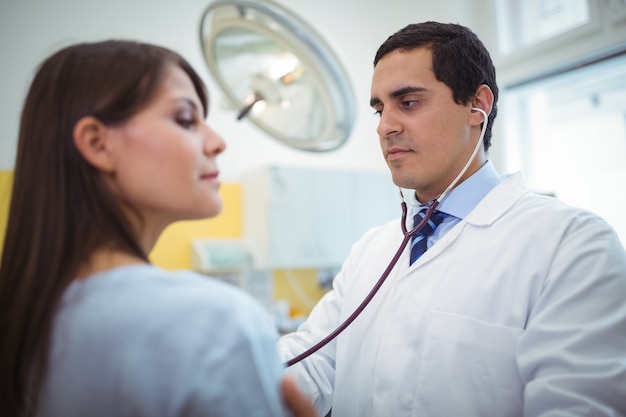 Foto medico che esamina un paziente femminile