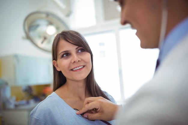 Foto medico che esamina un paziente femminile