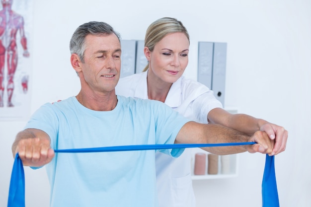 Photo doctor examining her patient back