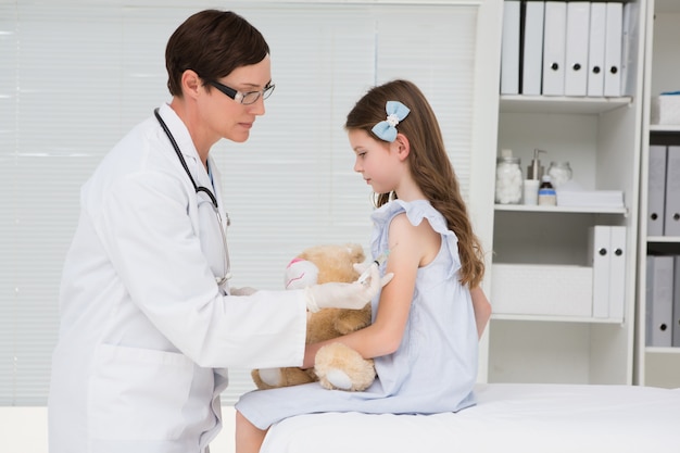 Doctor examining little girl 