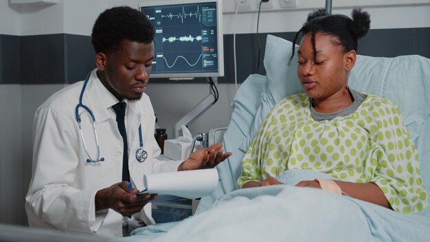 Photo doctor examining patient at clinic