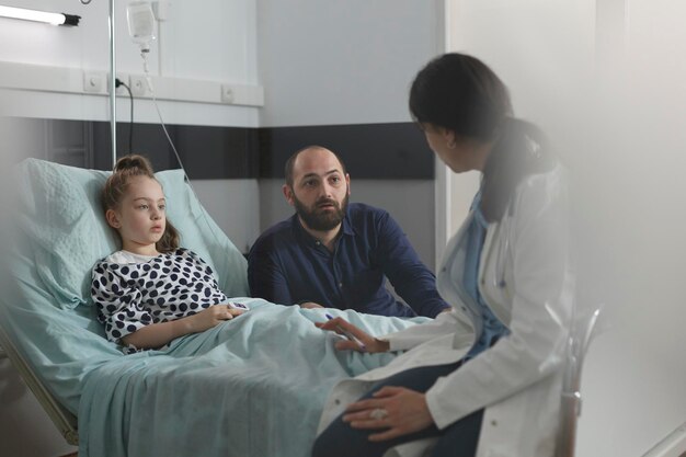 Photo doctor examining patient at clinic