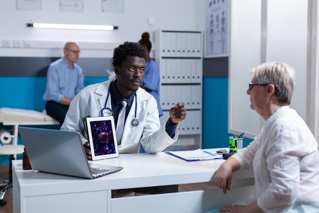 Photo doctor examining patient at clinic