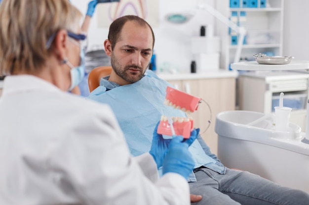 Photo doctor examining patient in clinic