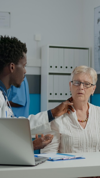 Foto dottore che esamina un paziente in clinica