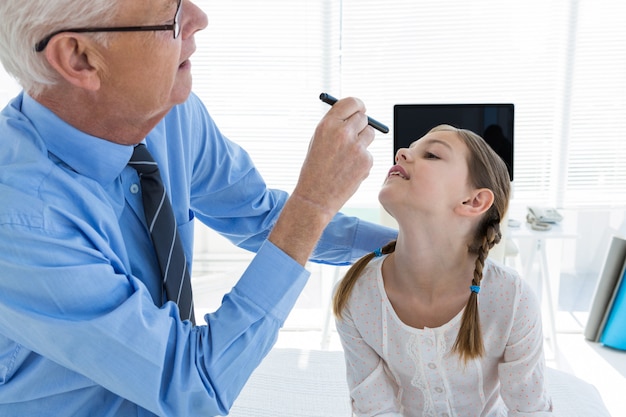 Photo doctor examining patient eye