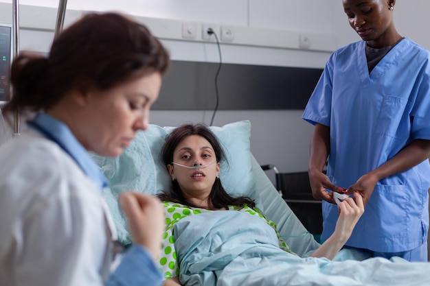 Photo doctor examining patient in hospital