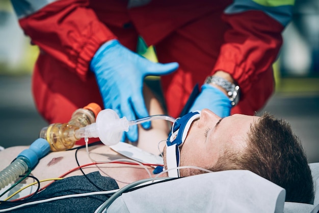 Photo doctor examining patient