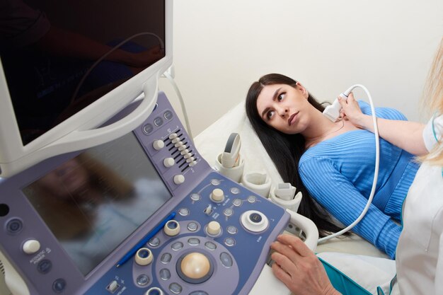 Photo doctor examining patient