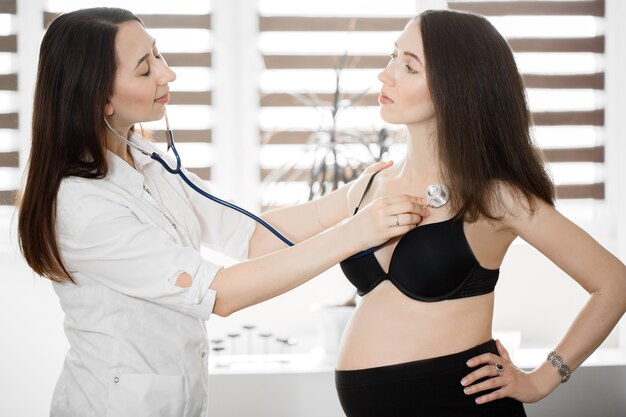 Photo doctor examining a pregnant woman