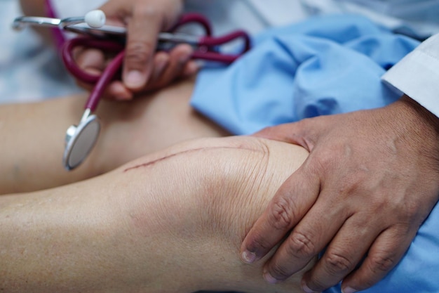 Photo doctor examining wounded leg in hospital