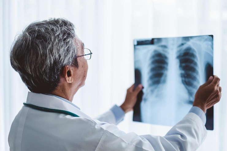 Photo doctor examining x-ray at hospital