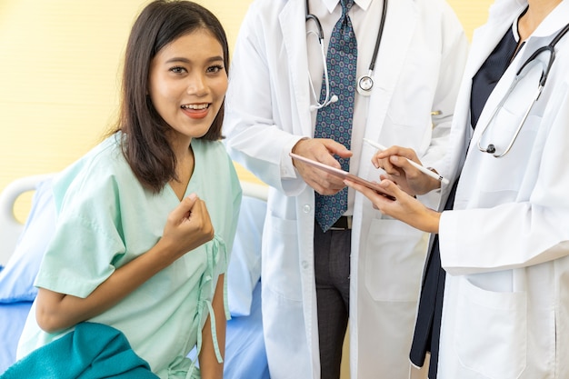 Photo doctor explain treatment to patient