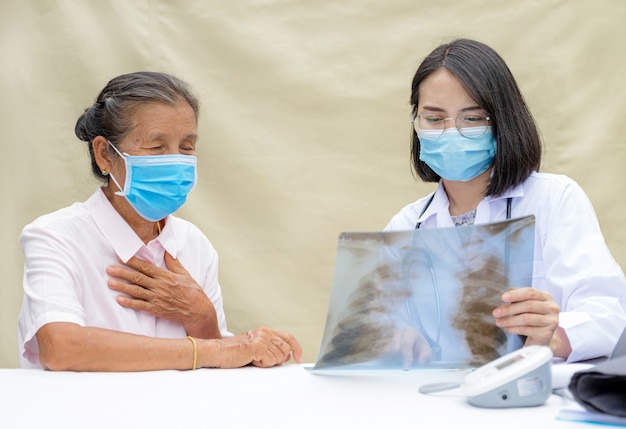 医師は高齢患者の肺排泄の結果を説明し、友好的な医療を指導します