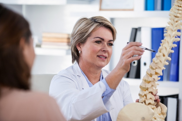 解剖学的脊椎を患者に説明する医師