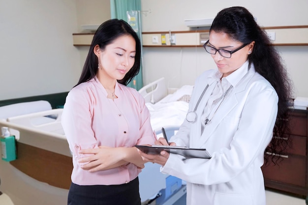 Doctor explaining diagnosis to female patient