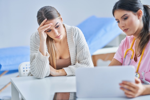 doctor explaining diagnosis to her female patient