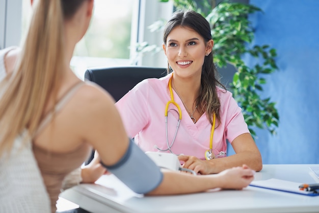 doctor explaining diagnosis to her female patient