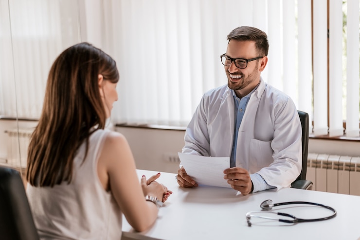 Photo doctor explaining prescription to patient, healthcare concept