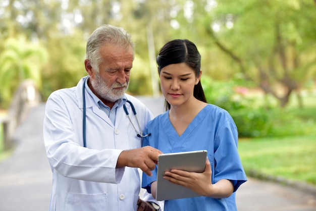 Medico e paziente femminile all'aperto.