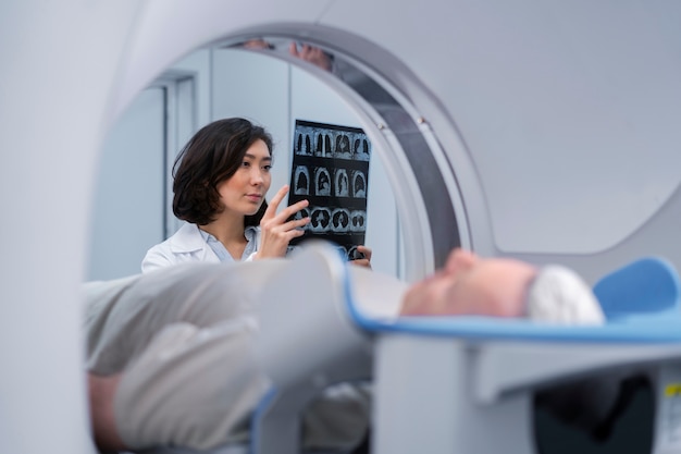 Photo doctor getting patient ready for ct scan