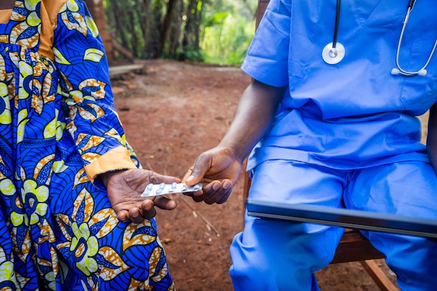 Photo a doctor gives medicines to an elderly patient while explaining the prescription from the tablet