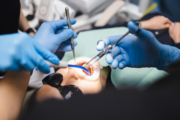 Photo doctor giving anesthesia to the patient before dental surgery