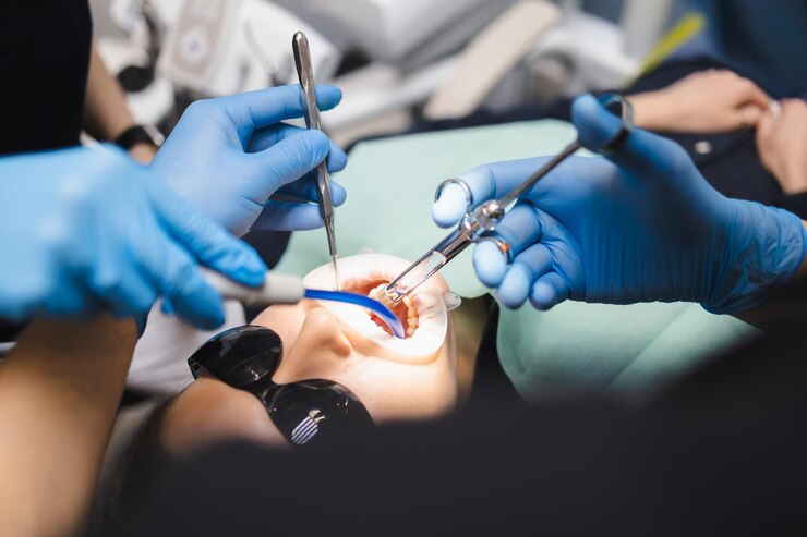 Photo doctor giving anesthesia to the patient before dental surgery