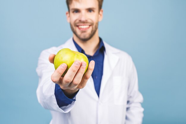 Medico che dà il concetto di mela per una sana alimentazione e uno stile di vita o una buona dieta