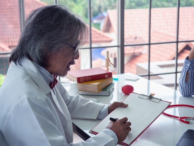 Doctor giving a consultation to a patient in hospital