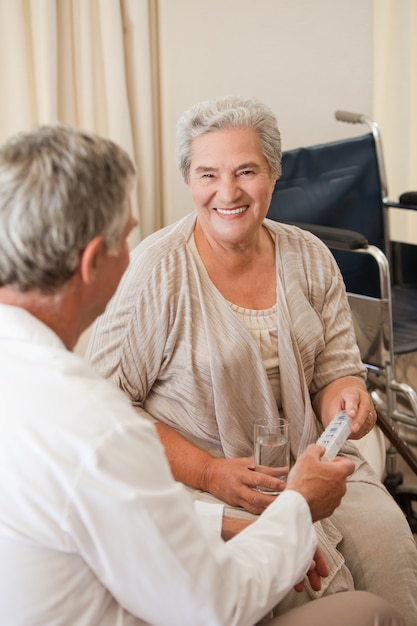 Photo doctor giving pills to his patient