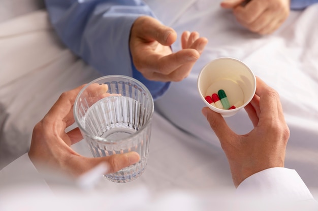 Photo doctor giving pills to the patient