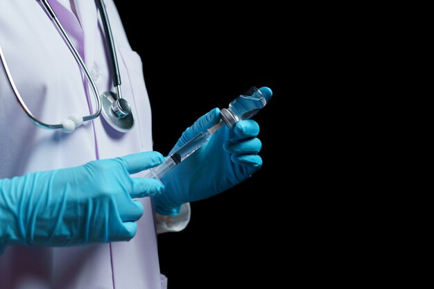 コロナウイルスワクチンを持っている医師の手が病気の発生の予防接種、薬と薬の概念のショット