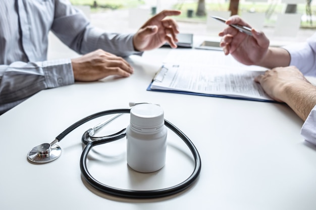 Photo doctor having a conversation with patient