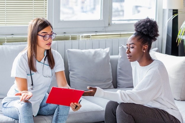 Photo doctor having a discussion with a patient