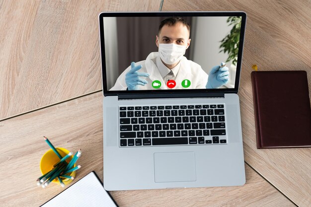 Foto medico che ha una videoconferenza sul computer portatile con i colleghi