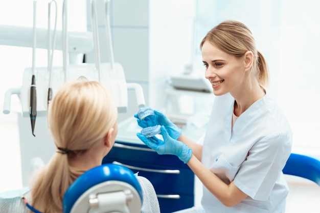 Doctor hold cast of jaw. reception del dentista.